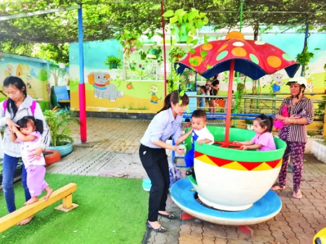 Phụ huynh là công nhân đón con và vui chơi với trẻ tại Trường mầm non Khu chế xuất Tân Thuận, quận 7.