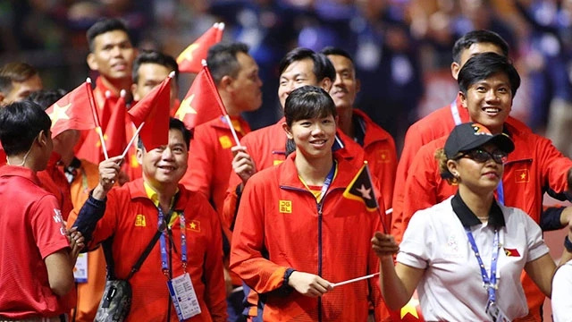 Các vận động viên Việt Nam tại Lễ bế mạc SEA Games 30. Ảnh: MINH PHÚ