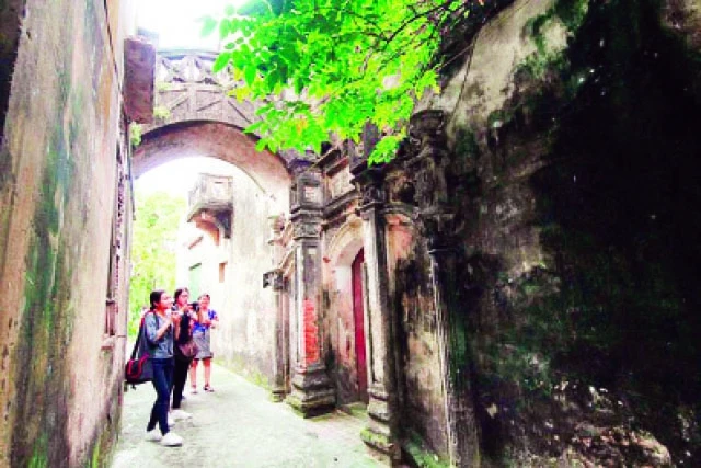 Du khách tham quan làng Cựu, xã Vân Từ, huyện Phú Xuyên. 
