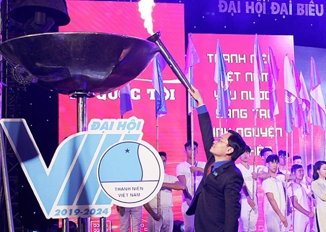 Tân Chủ tịch Hội LHTN Việt Nam Nguyễn Anh Tuấn thực hiện nghi lễ "Thắp lửa truyền thống" với ngọn đuốc thiêng được rước qua 63 tỉnh, thành phố trên cả nước trong Hành trình "Tôi yêu Tổ quốc tôi" năm 2