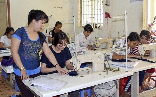Dạy nghề may cho phụ nữ dân tộc Khmer ở huyện Châu Thành (Sóc Trăng). Ảnh: PHƯỚC LIÊU