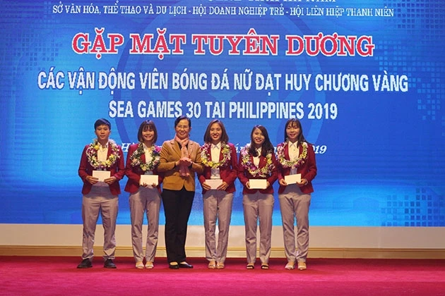 Đồng chí Lê Thị Thủy, Bí thư Tỉnh ủy Hà Nam trao thưởng cho các cầu thủ.