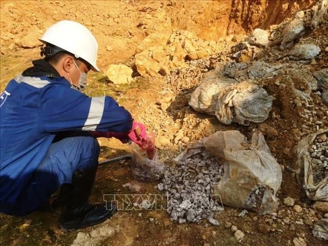 Viện Khoa học và Công nghệ môi trường lấy mẫu để phân tích thành phần có trong chất thải bị đổ trộm tại thôn Lai Sơn, xã Bắc Sơn (Sóc Sơn, Hà Nội). (Ảnh: TTXVN)