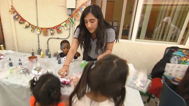 Tanvi Barman đang tổ chức tiệc sinh nhật cho các trẻ em vô gia cư. Ảnh: WN