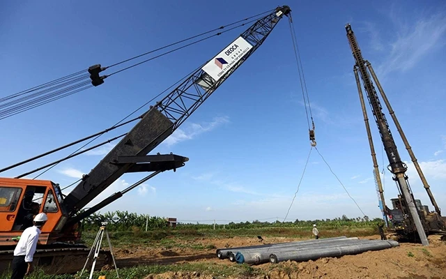 Thi công nước rút trên công trường dự án cao tốc Trung Lương - Mỹ Thuận.