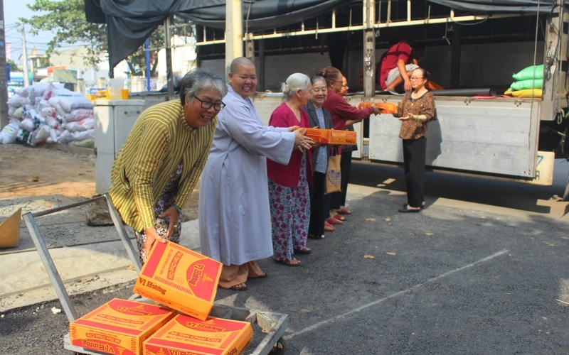 Hội viên Hội từ thiện tỉnh Đồng Nai đưa hàng lên xe đi tặng người dân.