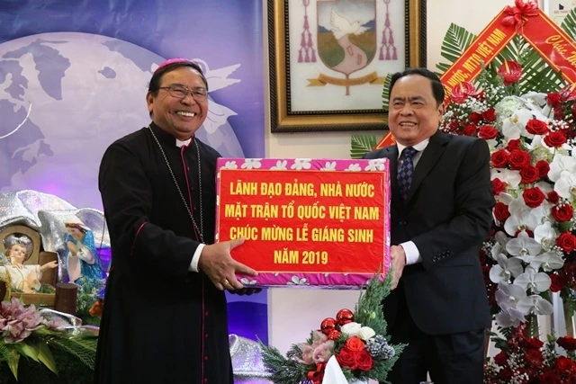 Chủ tịch Ủy ban T.Ư MTTQ Việt Nam Trần Thanh Mẫn tặng quà cho Đức Giám mục Vinh Sơn Nguyễn Văn Bản, Giám mục chính tòa Giáo phận Buôn Mê Thuột.