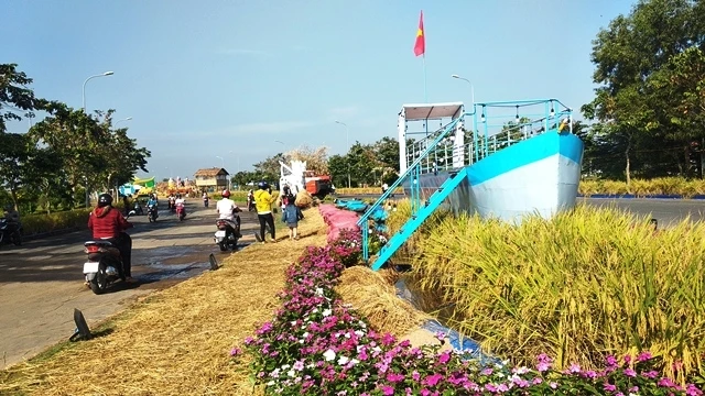 Đường vào Festival lúa gạo Việt Nam lần thứ tư tại TP Vĩnh Long. 