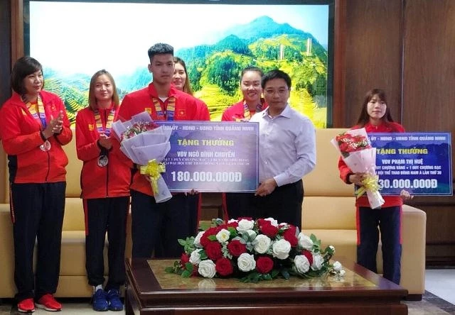  Lãnh đạo tỉnh Quảng Ninh tặng bằng khen và phần thưởng cho các HLV và VĐV đạt thành tích cao tại SEA Games 30.