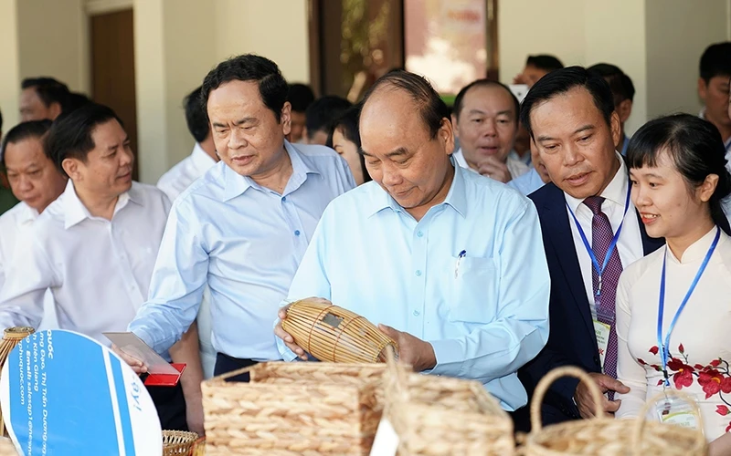 Thủ tướng Nguyễn Xuân Phúc cùng các đại biểu tham quan các gian trưng bày nông sản. Ảnh: Quang Hiếu
