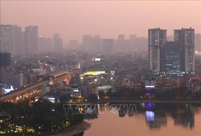 Chất lượng không khí ở Hà Nội tiếp tục xấu, nhất là buổi sáng sớm và chiều tối. Ảnh: TTXVN