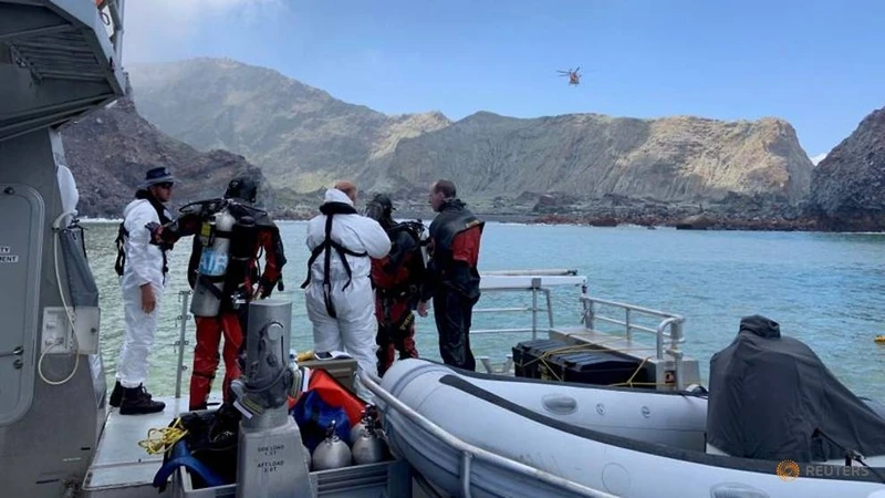 Các thợ lặn tiến hành tìm kiếm hai người mất tích ở khu vực biển chung quanh Đảo Trắng (Ảnh: REUTERS)