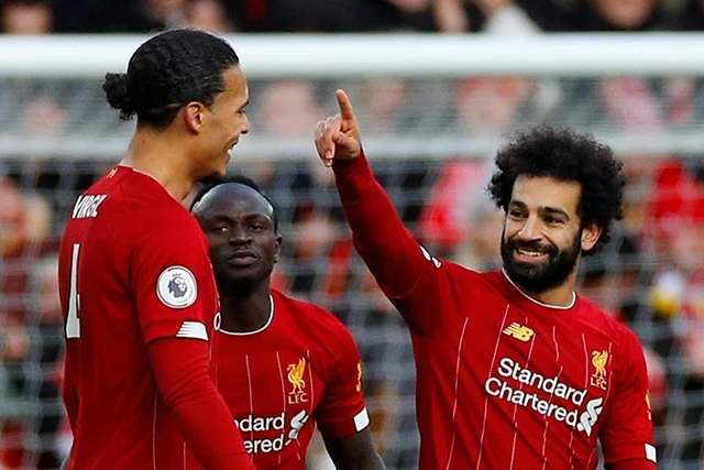 Salah (phải) lập cú đúp cho Liverpool.
