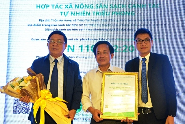 Hợp tác xã Nông sản sạch CTTN Triệu Phong được chứng nhận có sản phẩm gạo phù hợp với tiêu chuẩn nông nghiệp hữu cơ Việt Nam.