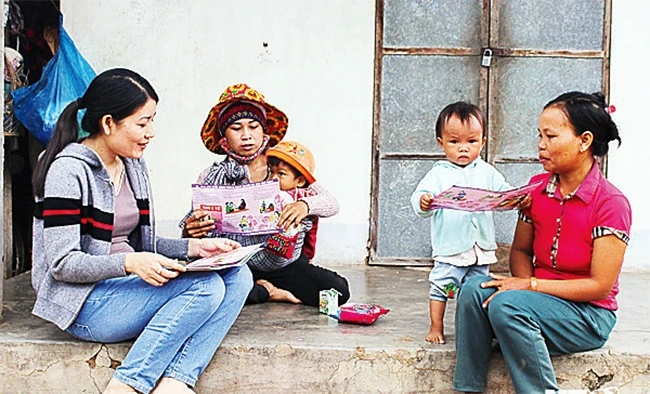 Cán bộ chuyên trách dân số xã Phước Trung, huyện Bác Ái (Ninh Thuận) tuyên truyền, vận động người dân thực hiện kế hoạch hóa gia đình. Ảnh: MỸ DUNG