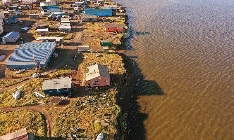  Bức ảnh do máy bay không người lái chụp cho thấy mực nước đã tiến gần sát những ngôi nhà ở Kivalina, Alaska, Mỹ.