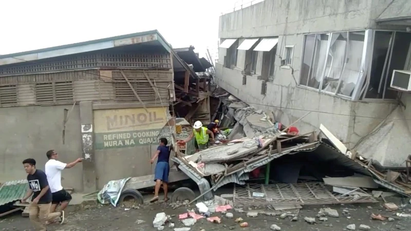 Tòa nhà siêu thị ở thị trấn Padada bị hư hại nặng trong trận động đất (Ảnh: REUTERS)