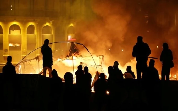 Người biểu tình tại Beirut đêm 14-12. (Ảnh: Reuters)