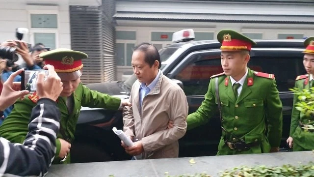 Bị cáo Trương Minh Tuấn được dẫn giải ra toà.