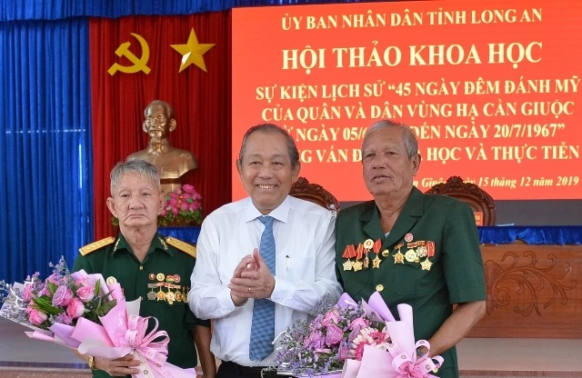Phó Thủ tướng Chính phủ Trương Hòa Bình trao hoa cho nhân chứng lịch sử 45 ngày đêm đánh Mỹ của quân và dân vùng hạ Cần Giuộc.