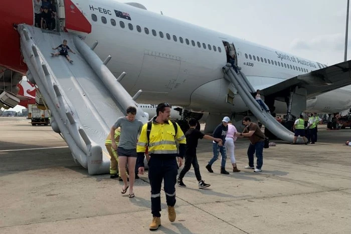  Các hành khách sơ tán khỏi chuyến bay bằng ba đường trượt khẩn cấp (Ảnh: ABCNews)