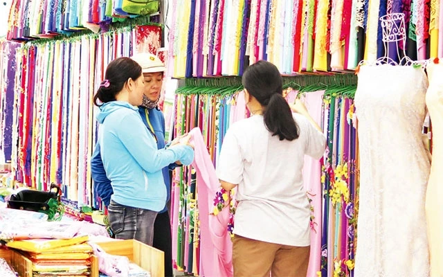 Một quầy kinh doanh vải tại chợ Soái Kình Lâm.