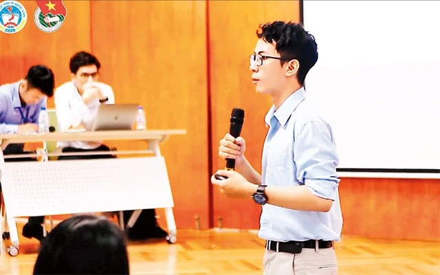 Sinh viên Trường đại học Kinh tế quốc dân tham gia Hội thảo khoa học nhà kinh tế trẻ Việt Nam lần thứ nhất.