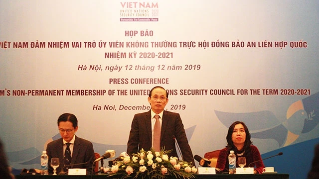 Thứ trưởng Lê Hoài Trung (giữa) phát biểu ý kiến tại họp báo.