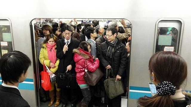 Các vụ quấy rối phụ nữ hay xảy ra trên tàu điện ngầm ở Tokyo. Ảnh: FLICKR