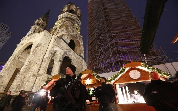 Cảnh sát Đức tuần tra khu vực chợ Giáng sinh tại quảng trường Breitscheid, Berlin, tháng 12-2016. (Ảnh: Reuters)