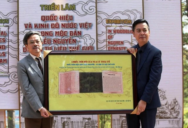 Cục Văn thư Lưu trữ Nhà nước tặng hình ảnh Mộc bản khắc "Chiếu dời đô" của vua Lý Thái Tổ.