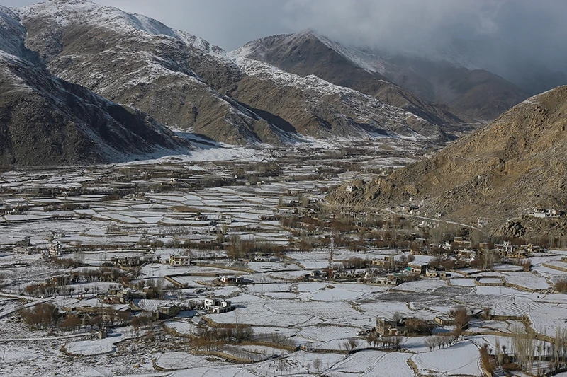 Thung lũng làng Sakti, thuộc quận Leh của Ladakh, sau một đêm tuyết rơi. Ladakh là một khu vực ở bang Jammu và Kashmir, phía bắc của Ấn Độ. Được ví như “Tiểu Tây Tạng” trên đất Ấn, đây là một trong nh
