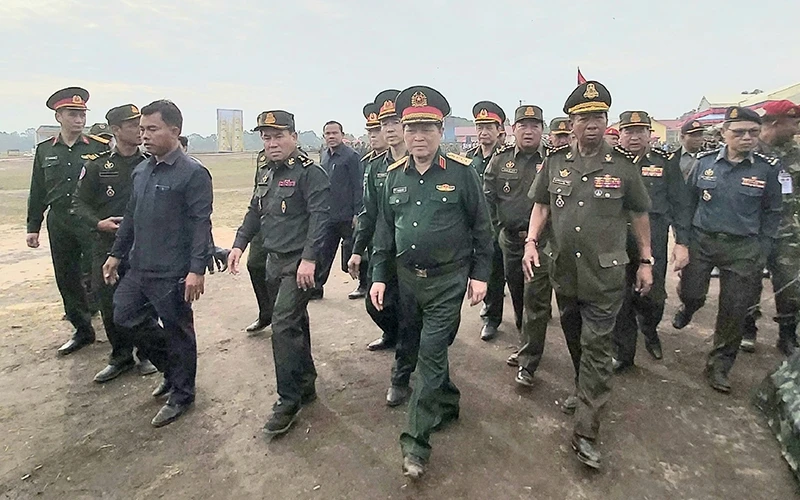 Đại tướng Ngô Xuân Lịch, Bộ trưởng Quốc phòng Việt Nam và Đại tướng Samdech Tea Banh, Bộ trưởng Quốc phòng Vương quốc Campuchia thăm thực địa cuộc diễn tập. 