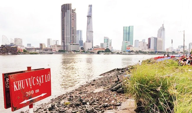 Cảnh báo khu vực bị sạt lở bên sông Sài Gòn.