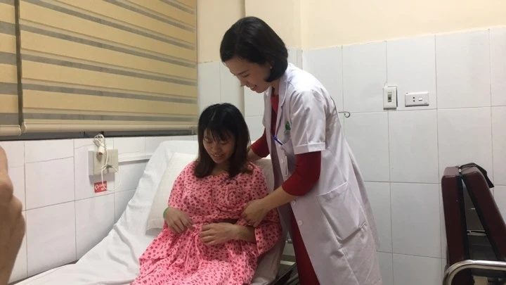 BSCKI Nguyễn Thị Sim thăm khám cho sản phụ trước khi xuất viện. 