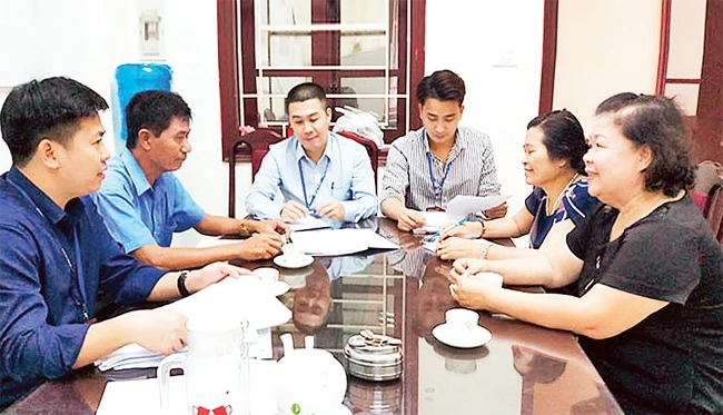 Đại diện lãnh đạo phường Vĩnh Tuy, quận Hai Bà Trưng phối hợp tổ hòa giải cơ sở đối thoại với người dân trên địa bàn. Ảnh: HÀ BÌNH