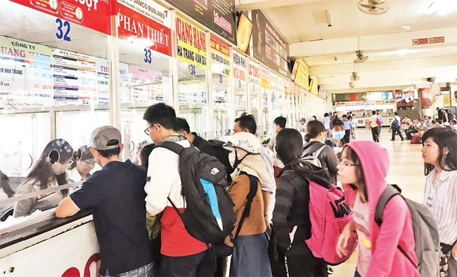 Hành khách mua vé xe tại Bến xe Miền Đông.
