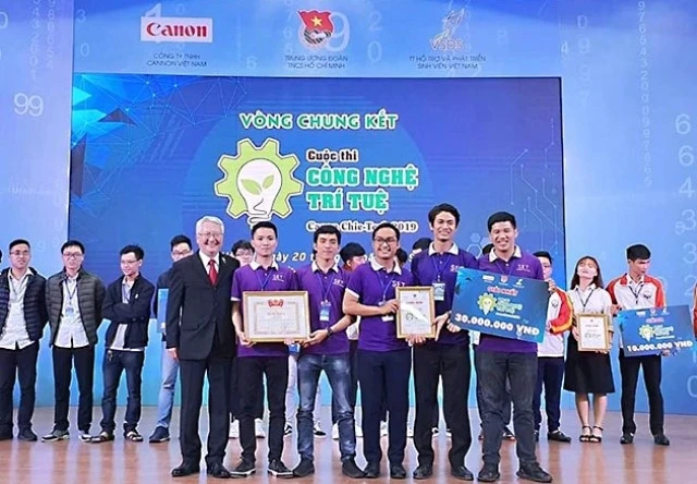 Ban Tổ chức trao giải Nhất tặng đội tuyển SRC.HUST của Trường đại học Bách khoa Hà Nội.