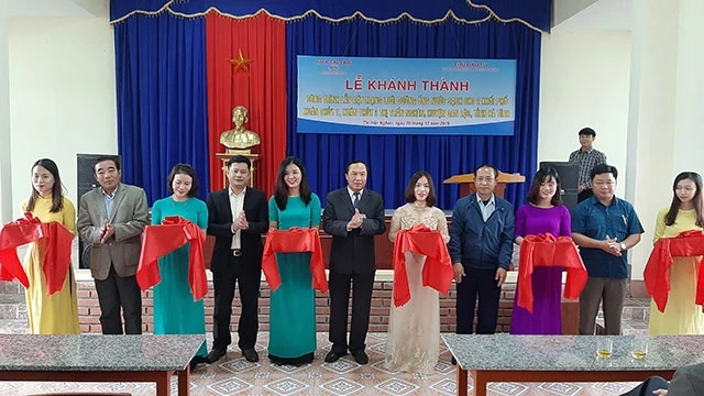 Lãnh đạo chính quyền địa phương cùng nhà tài trợ cắt băng khánh thành mạng lưới đường ống nước sạch.