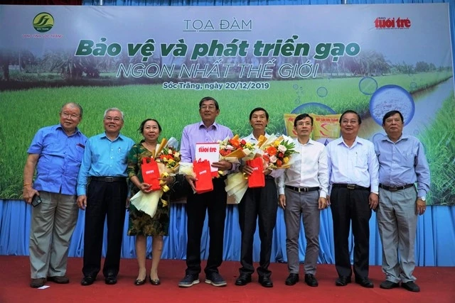 Ban tổ chức tọa đàm tặng hoa chúc mừng nhóm nghiên cứu ra gạo ST25 ngon nhất thế giới.