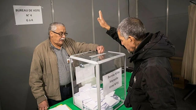 Một cử tri Algeria đi bỏ phiếu trong cuộc bầu cử tổng thống ngày 12-12. Ảnh: AP