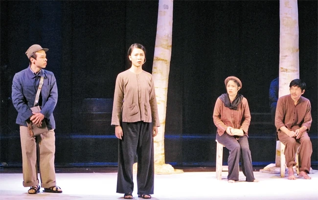Cảnh trong vở Bạch đàn liễu của cố tác giả Xuân Trình do Đoàn kịch LucTeam dàn dựng.