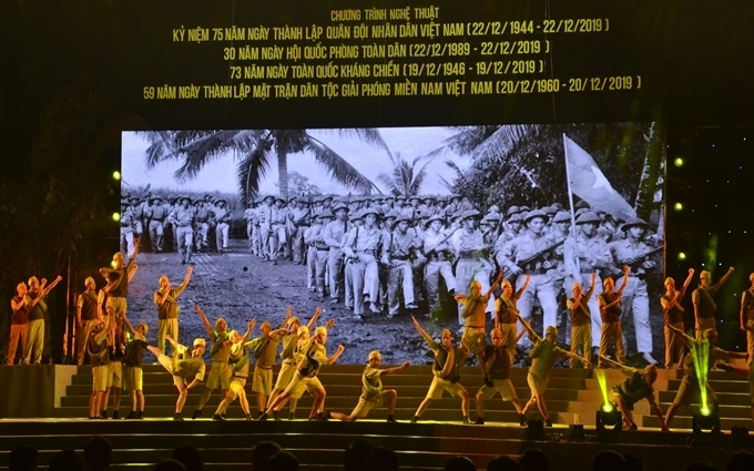 Tốp ca trình bày ca khúc Đoàn Vệ quốc quân của cố nhạc sĩ Phan Huỳnh Điểu.