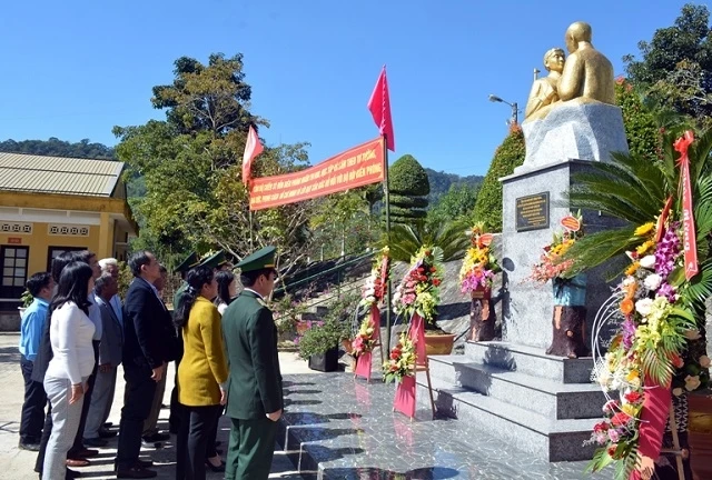 Các đại biểu dâng hoa tại tượng đài “Bác Hồ với Chiến sĩ Biên phòng”.