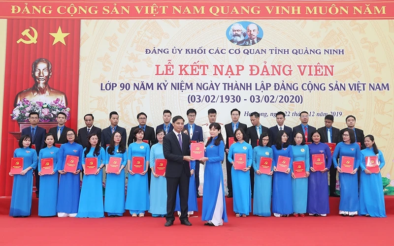 Lãnh đạo tỉnh Quảng Ninh trao Quyết định kết nạp cho các đảng viên mới của lớp 90 năm.