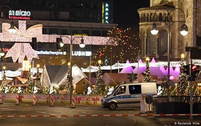 Xe của cảnh sát đỗ trước khu chợ Giáng sinh. (Ảnh: Reuters)