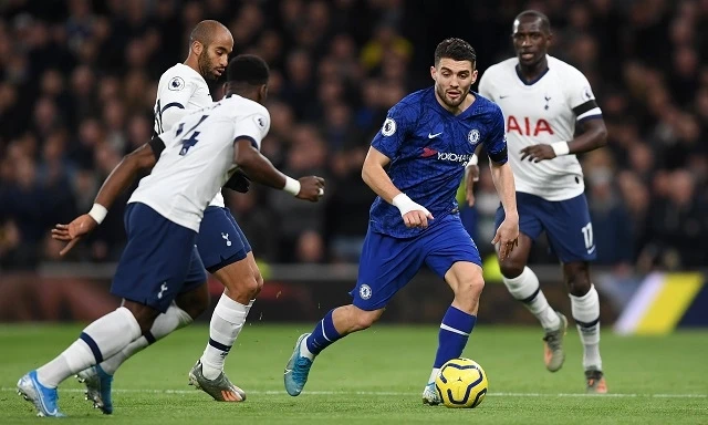 M. Kovacic (áo xanh) chơi hay nhất trận Chelsea thắng Tottenham 2-0.
