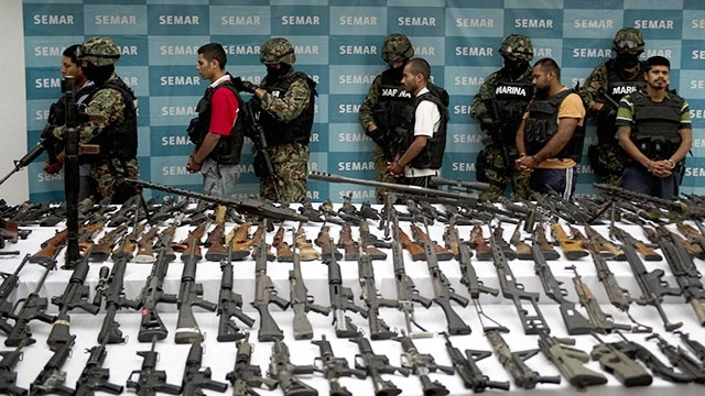 Cảnh sát Mexico thu giữ nhiều vũ khí từ một băng đảng ma túy. Ảnh: AFP