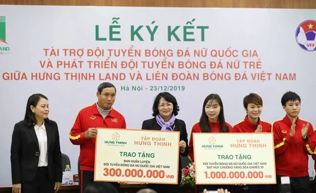 Đồng chí Đặng Thị Ngọc Thịnh và Nguyễn Thị Thu Hà cùng các đại diện của Tập đoàn Hưng Thịnh và VFF trao tặng một tỷ đồng tiền thưởng cho Đội tuyển bóng đá nữ Việt Nam và 300 triệu đồng cho Ban huấn lu