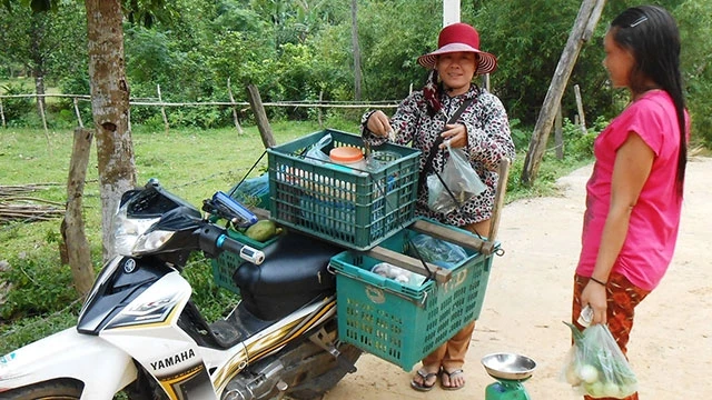 Cửa hàng “hai sọt” phục vụ dân bản ở xã Trường Sơn (Quảng Ninh, Quảng Bình).